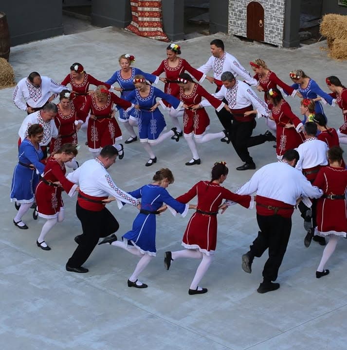 Клуб за български народни танци "Жар птица"